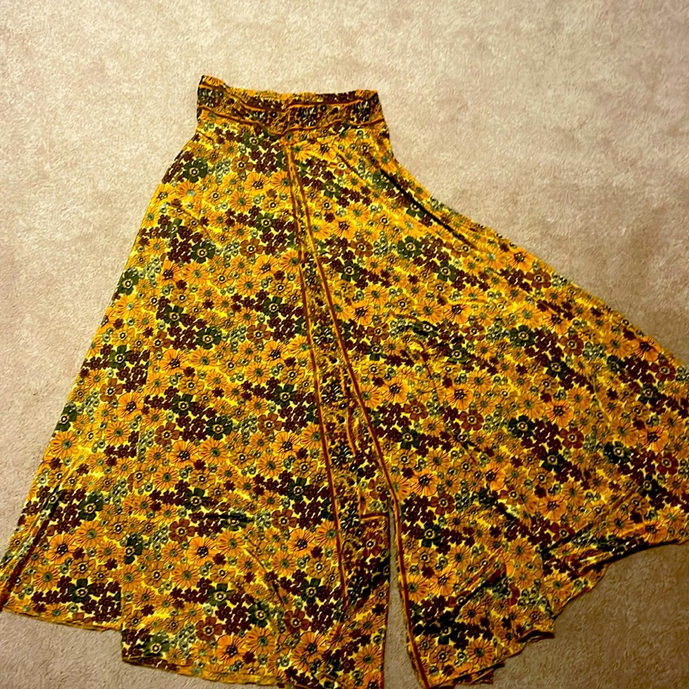 Gardenbelle Shop Flowy Floral Pants Size S/M